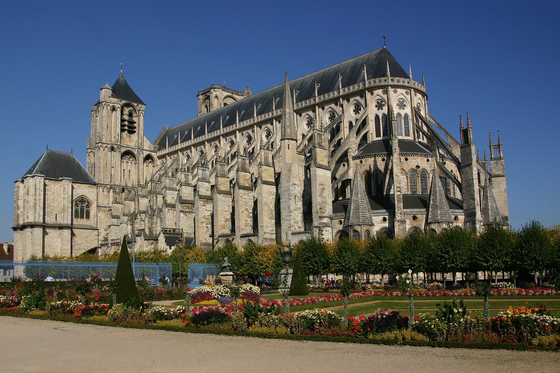 Cathédrale Saint-Étienne de Bourges, vue depuis les jardins