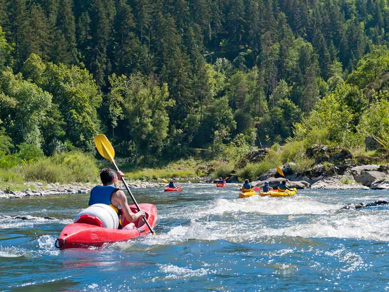 Descente en canoë-kayak sur une rivière, encadrement nature