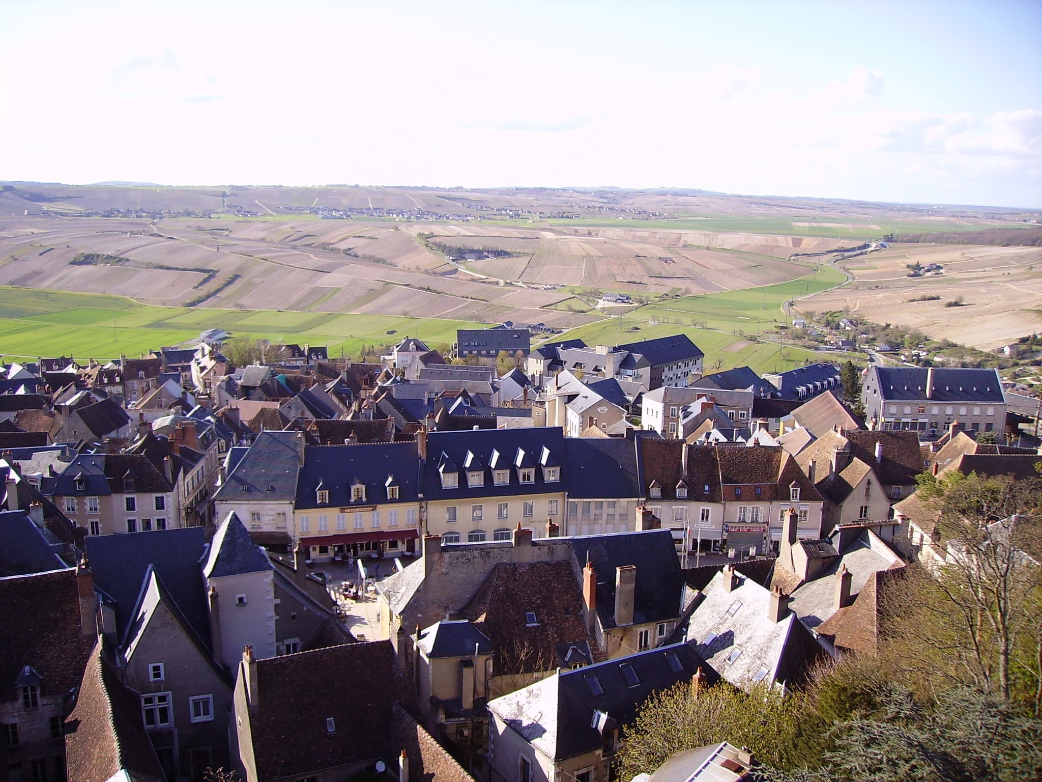Toits de Sancerre et coteaux du vignoble vus depuis la cité médiévale